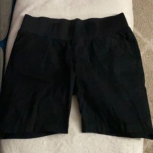 Old Navy maternity size 10 black shorts